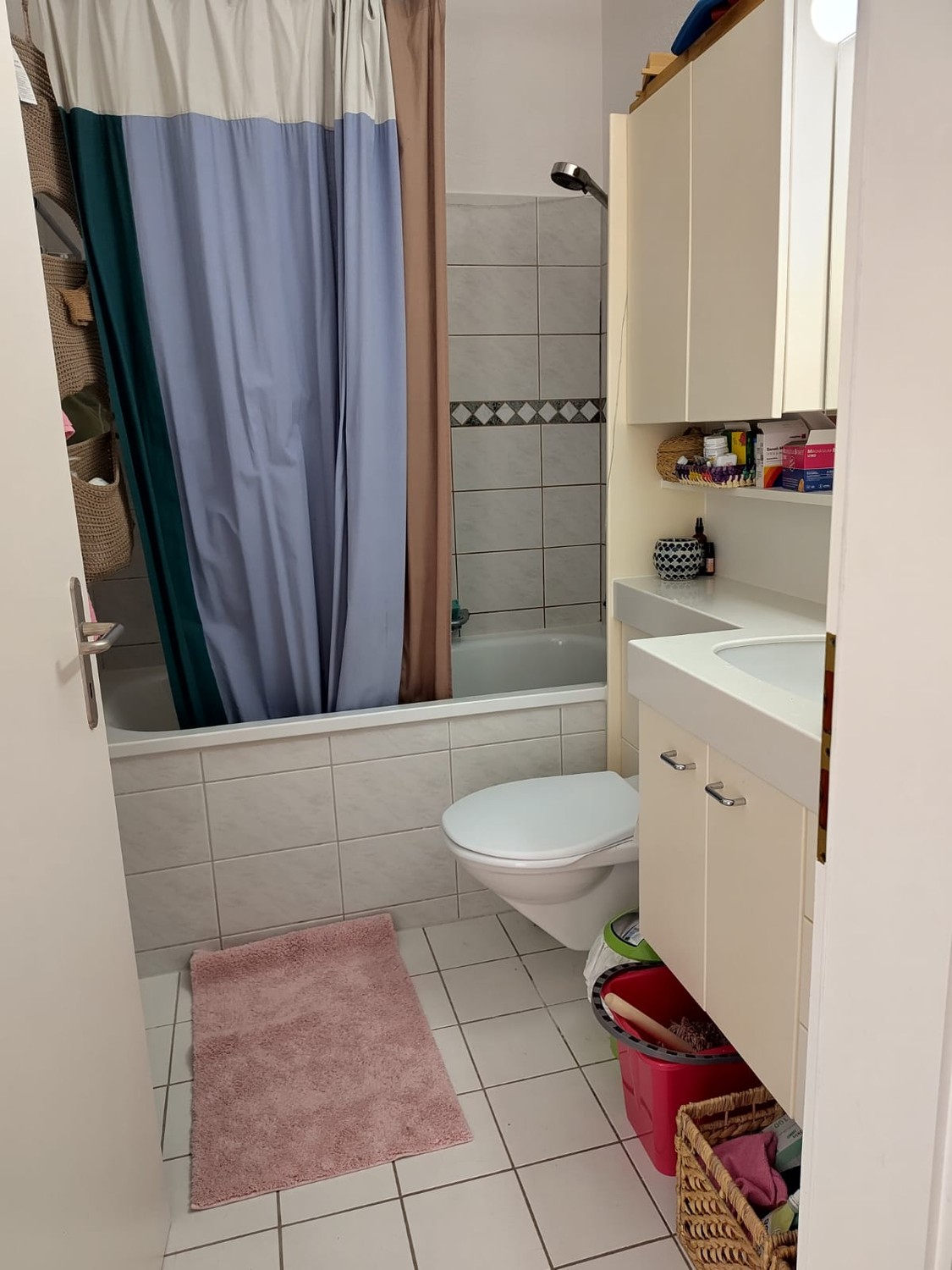 Zimmer in einer WG
Neuer Mitbewohner für ein zentral gelegenes Zimmer gesucht im Kreis 4. Es ist die perfekte Kombination aus Ruhe und Gelassenheit, während man mitten bei Lochergut, Kalkbreite, Bäckeranlage und Langstrasse ist. So hat man Lidl, Coop und Migros in 5 Min. Gehdistanz.
Das Zimmer ist, Foto 5 von 7
