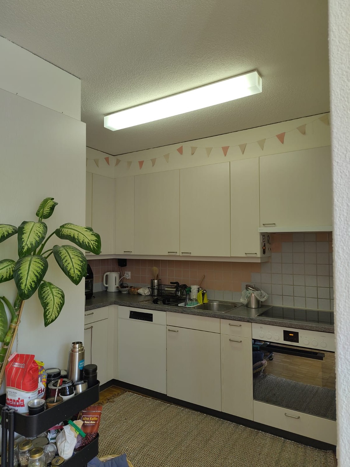 Zimmer in einer WG
Neuer Mitbewohner für ein zentral gelegenes Zimmer gesucht im Kreis 4. Es ist die perfekte Kombination aus Ruhe und Gelassenheit, während man mitten bei Lochergut, Kalkbreite, Bäckeranlage und Langstrasse ist. So hat man Lidl, Coop und Migros in 5 Min. Gehdistanz.
Das Zimmer ist, Foto 4 von 7