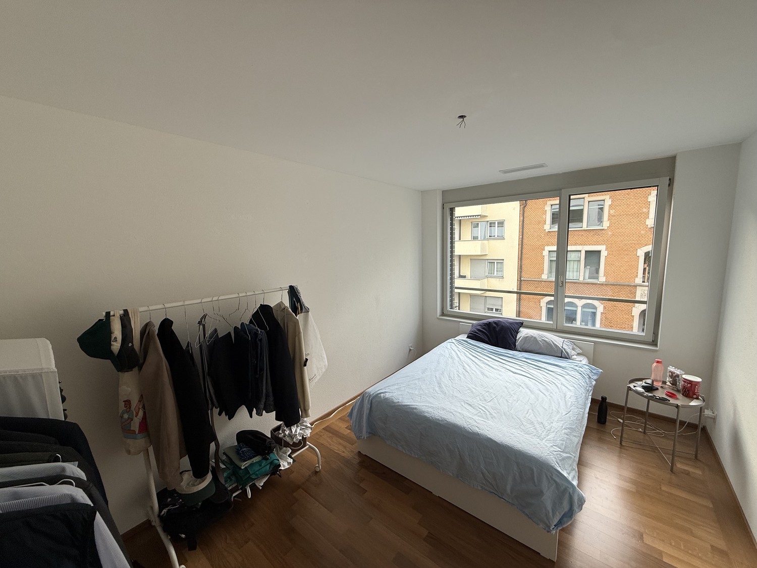 Zimmer in einer Wohngemeinschaft
Zimmer zur Miete in Wiedikon, 8003 Zurich, mit privatem Badezimmer mit Dusche und gemeinsamer Nutzung der Küche, des Wohnzimmers und des Waschbereichs.
Die Wohnung befindet sich im 4. Stock mit Aufzug in Wiedikon, in einer sehr praktischen und zentralen Lage. Der P, Foto 2 von 4