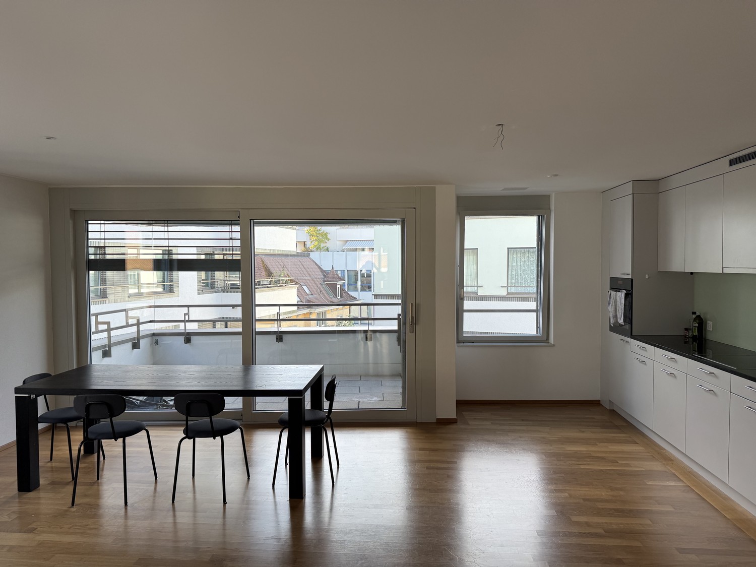 Zimmer in einer Wohngemeinschaft
Zimmer zur Miete in Wiedikon, 8003 Zurich, mit privatem Badezimmer mit Dusche und gemeinsamer Nutzung der Küche, des Wohnzimmers und des Waschbereichs.
Die Wohnung befindet sich im 4. Stock mit Aufzug in Wiedikon, in einer sehr praktischen und zentralen Lage. Der P, Foto 3 von 4