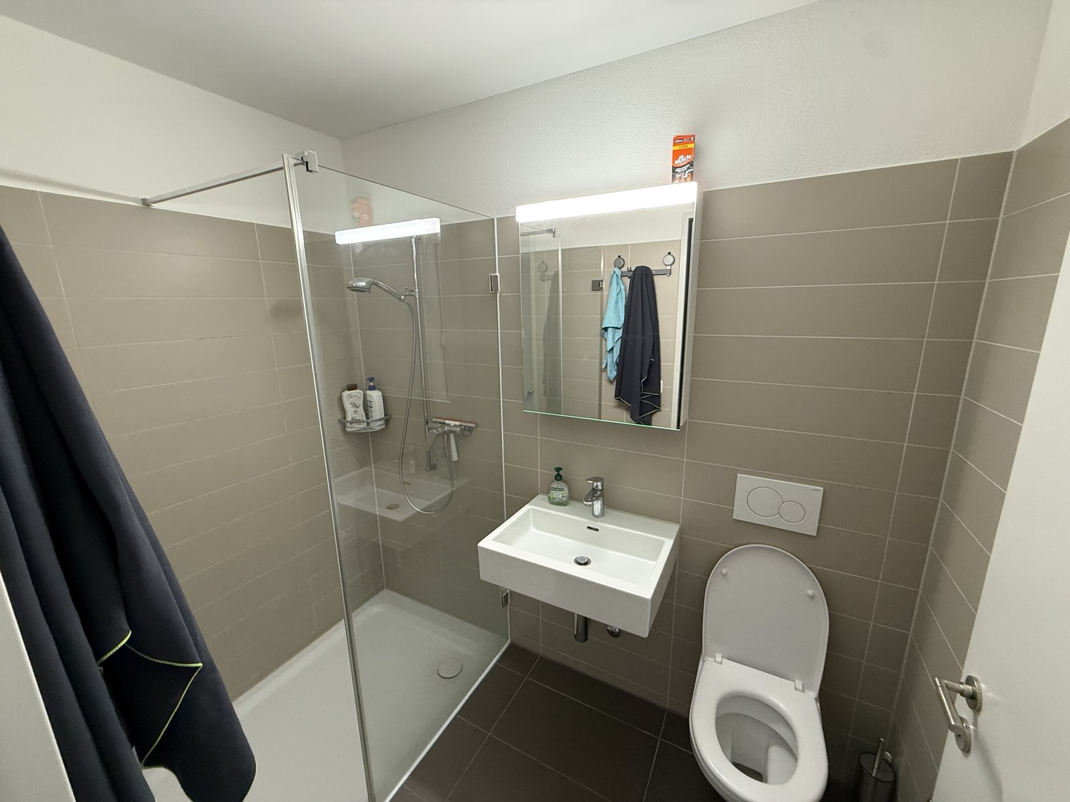 Zimmer in einer Wohngemeinschaft
Zimmer zur Miete in Wiedikon, 8003 Zurich, mit privatem Badezimmer mit Dusche und gemeinsamer Nutzung der Küche, des Wohnzimmers und des Waschbereichs.
Die Wohnung befindet sich im 4. Stock mit Aufzug in Wiedikon, in einer sehr praktischen und zentralen Lage. Der P, Foto 1 von 4