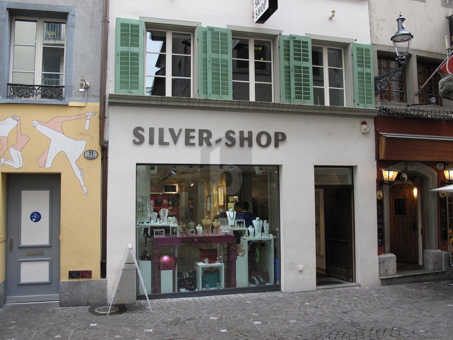 410m² living / commercial building