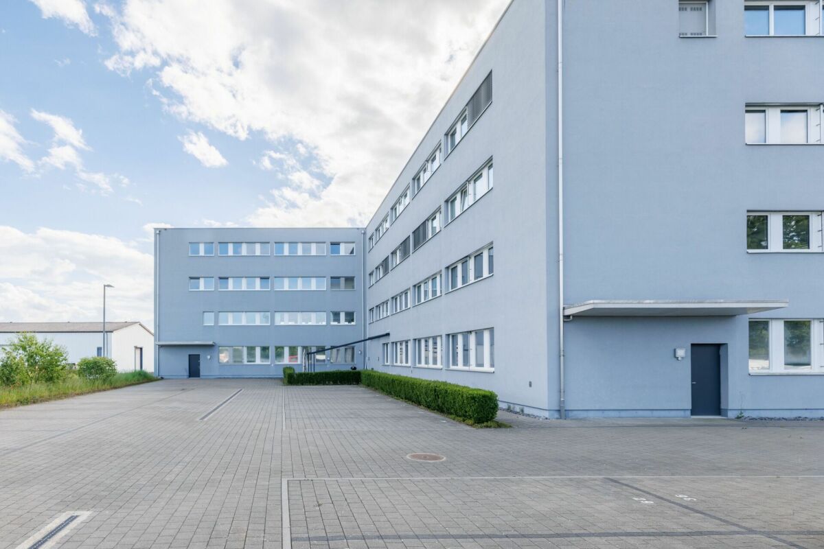 674m² commercial
