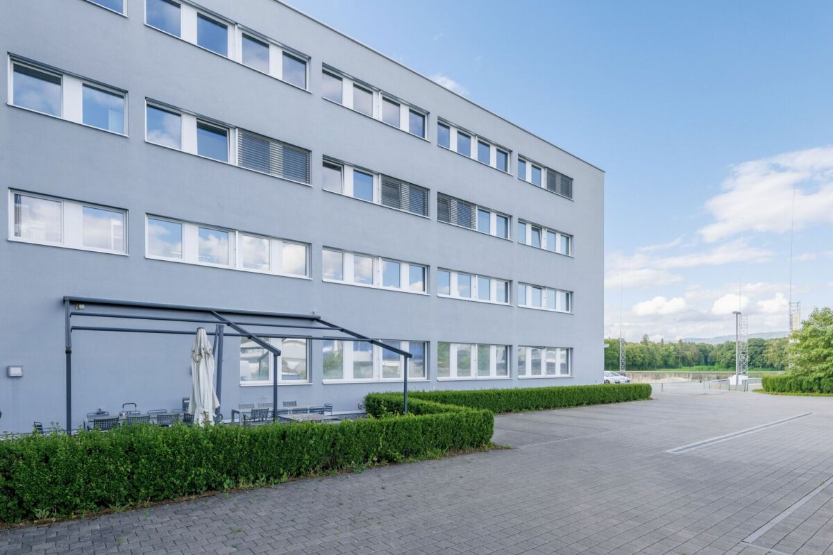 674m² commercial