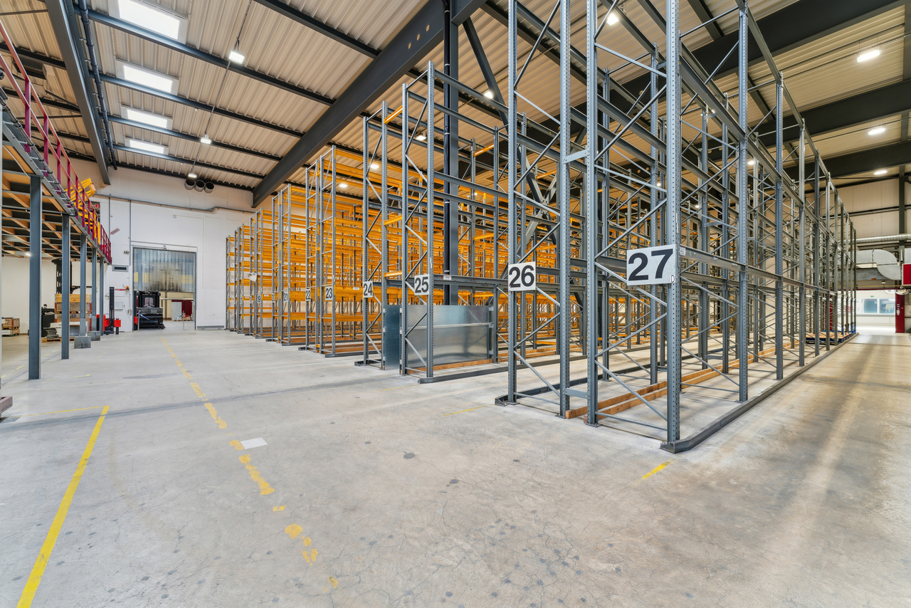 3105m² storage room