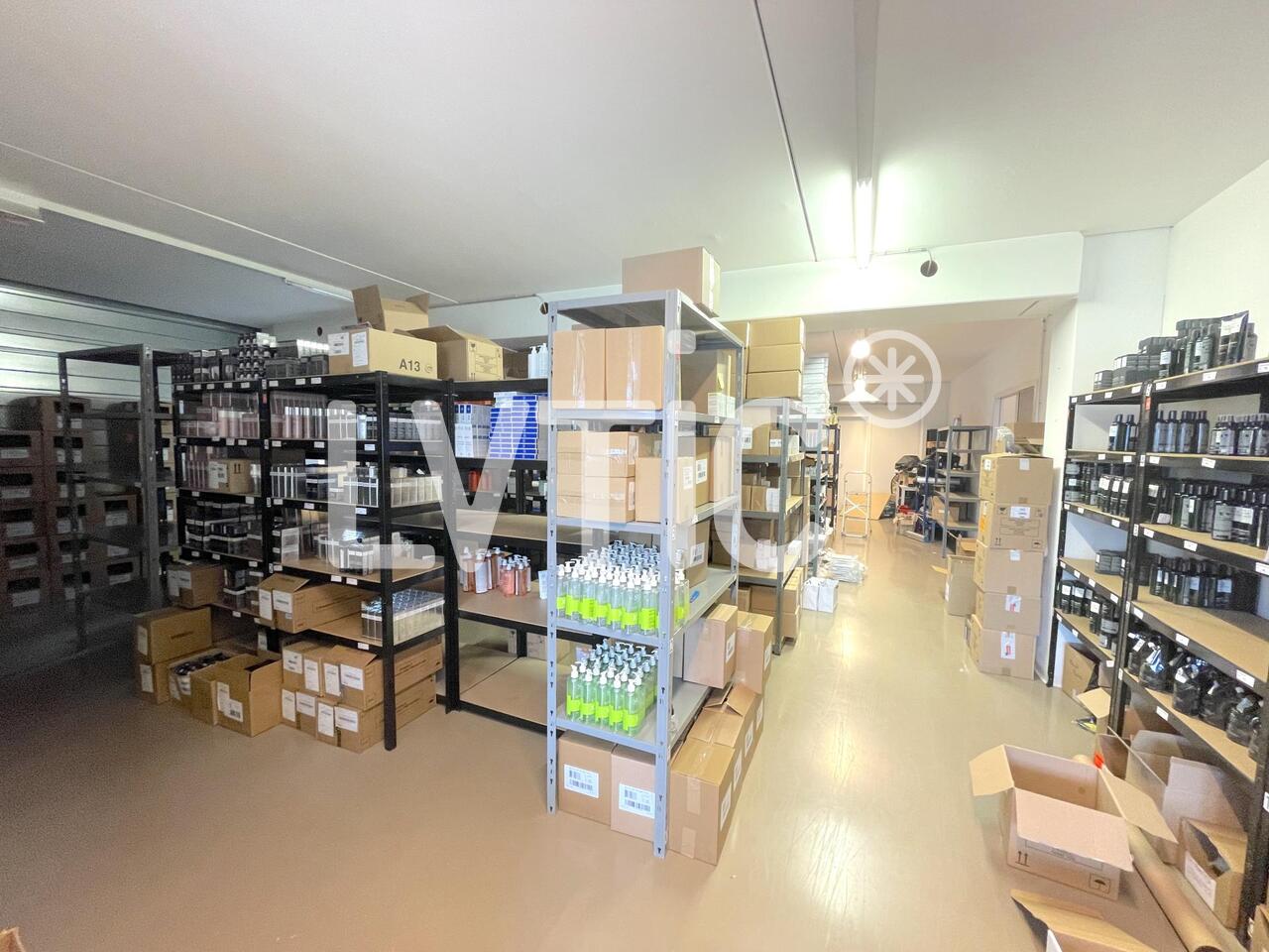 330m² atelier, Foto 1 von 9