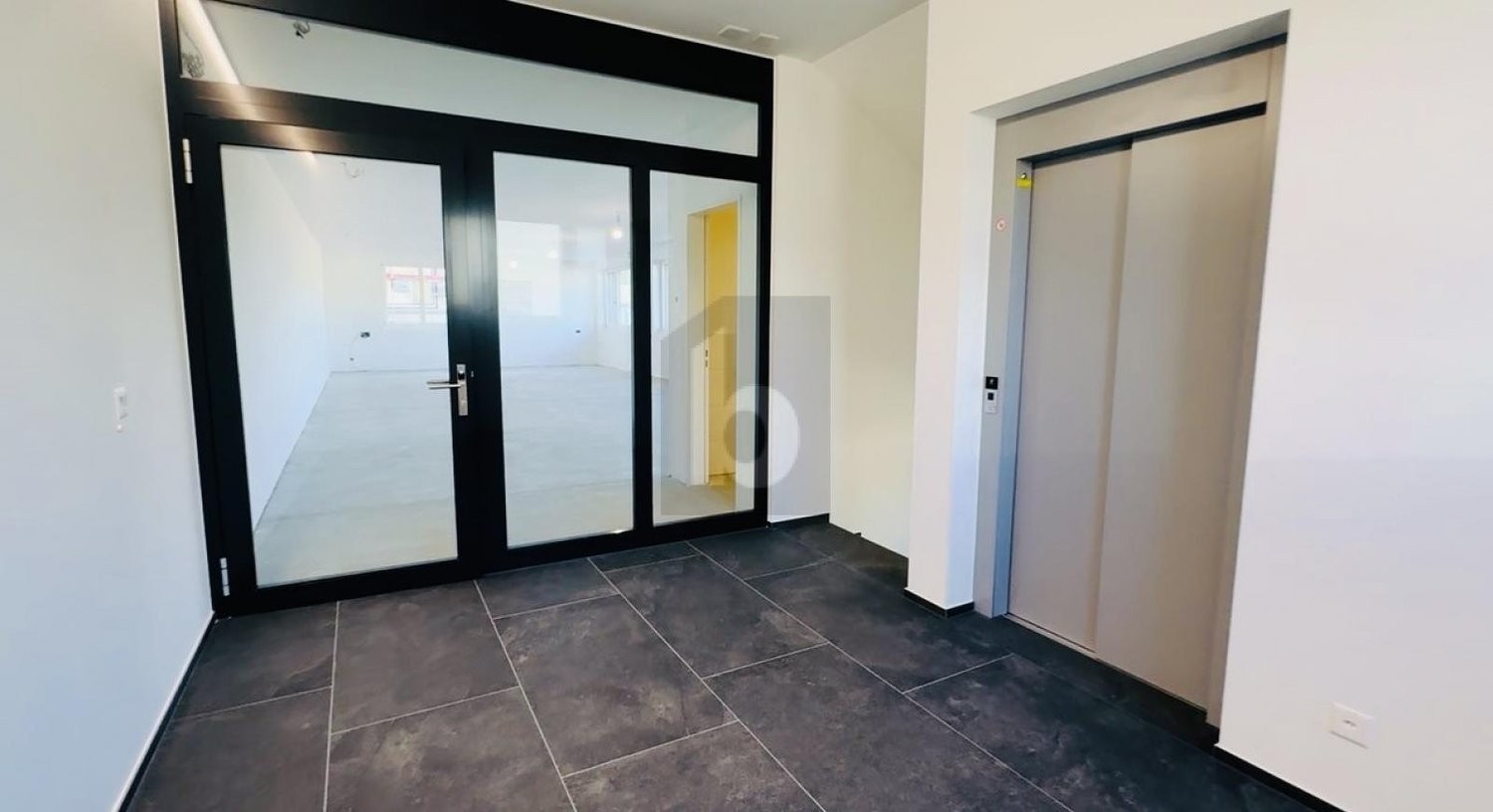 58m² office