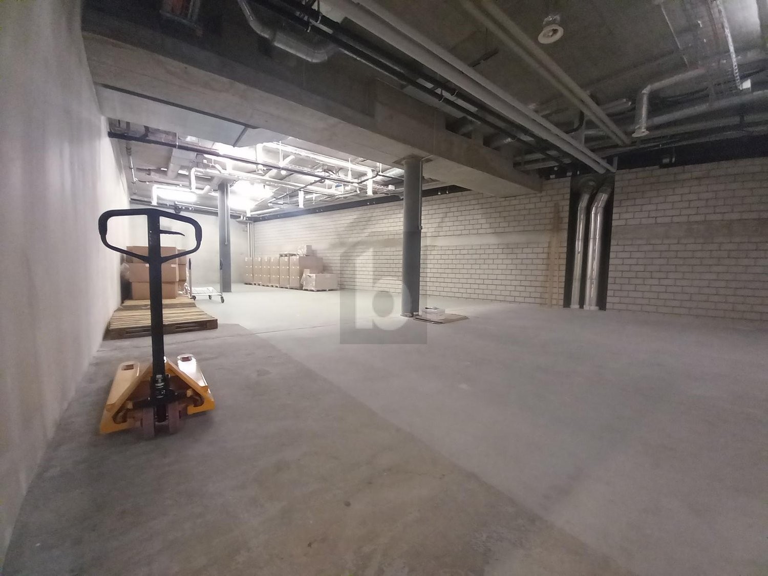 300m² storage room