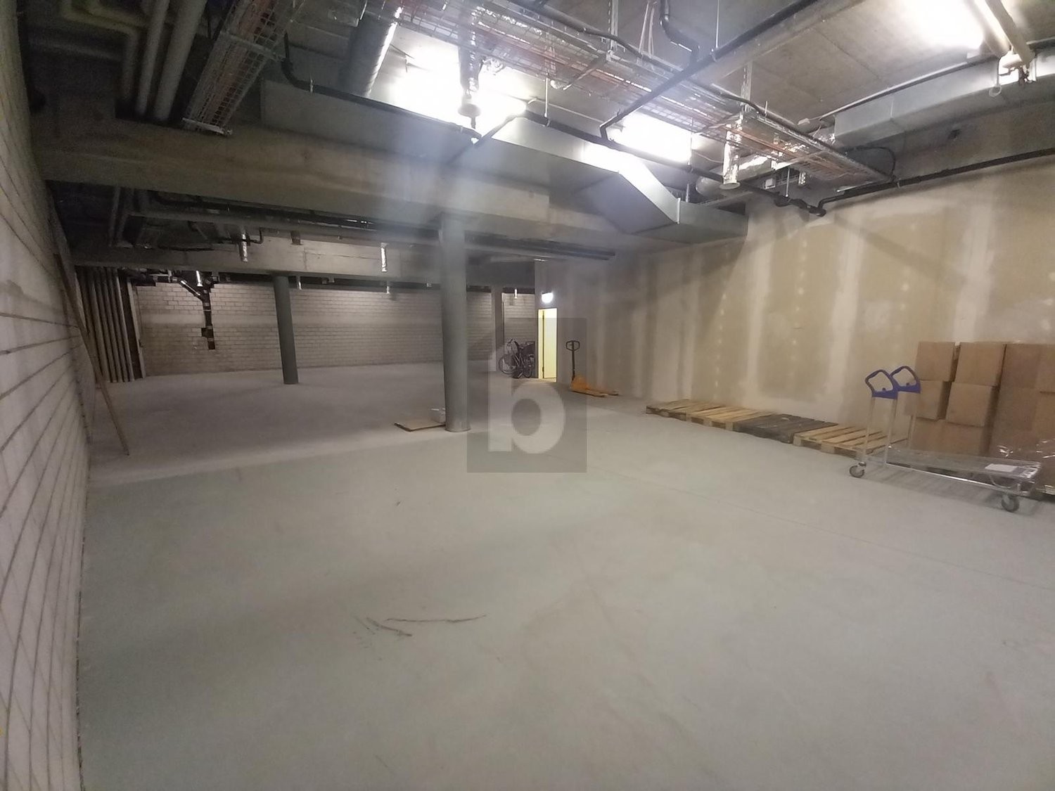 300m² storage room