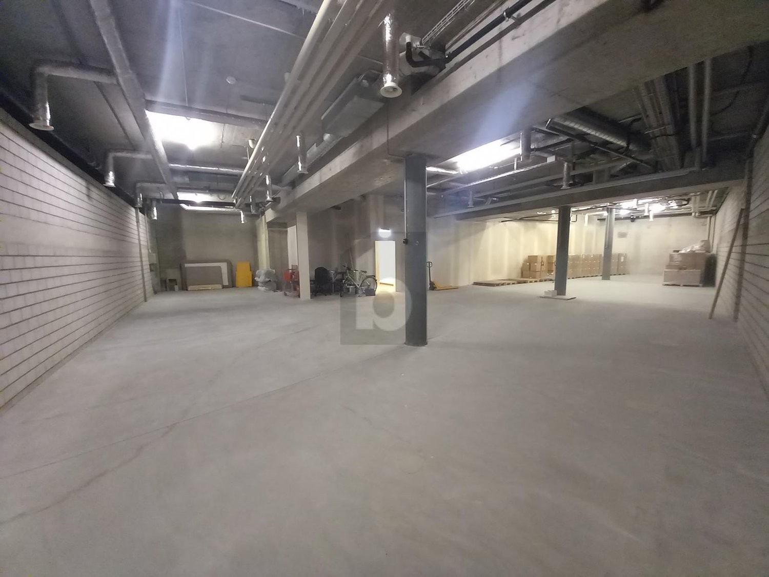 300m² storage room