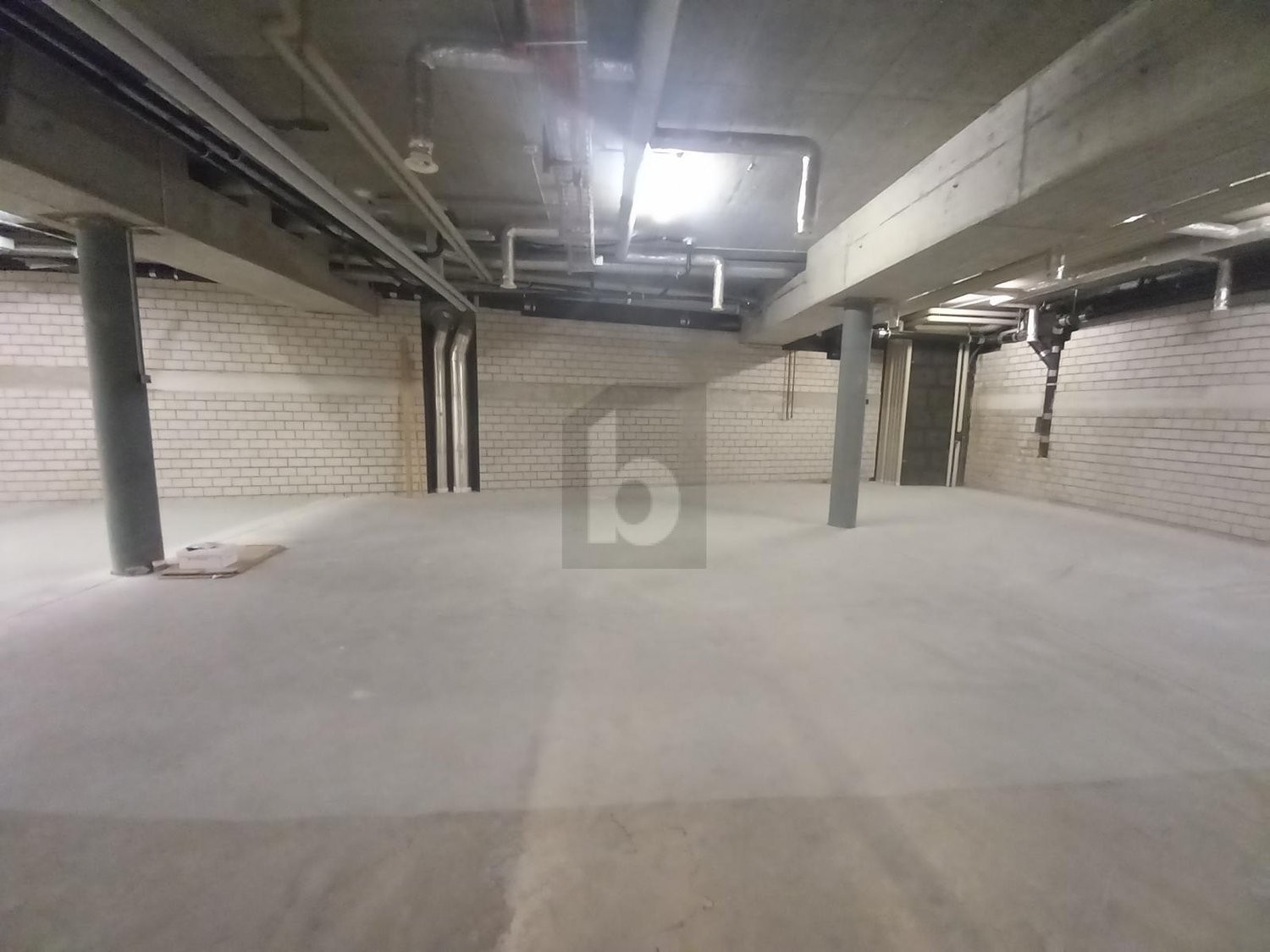 300m² storage room