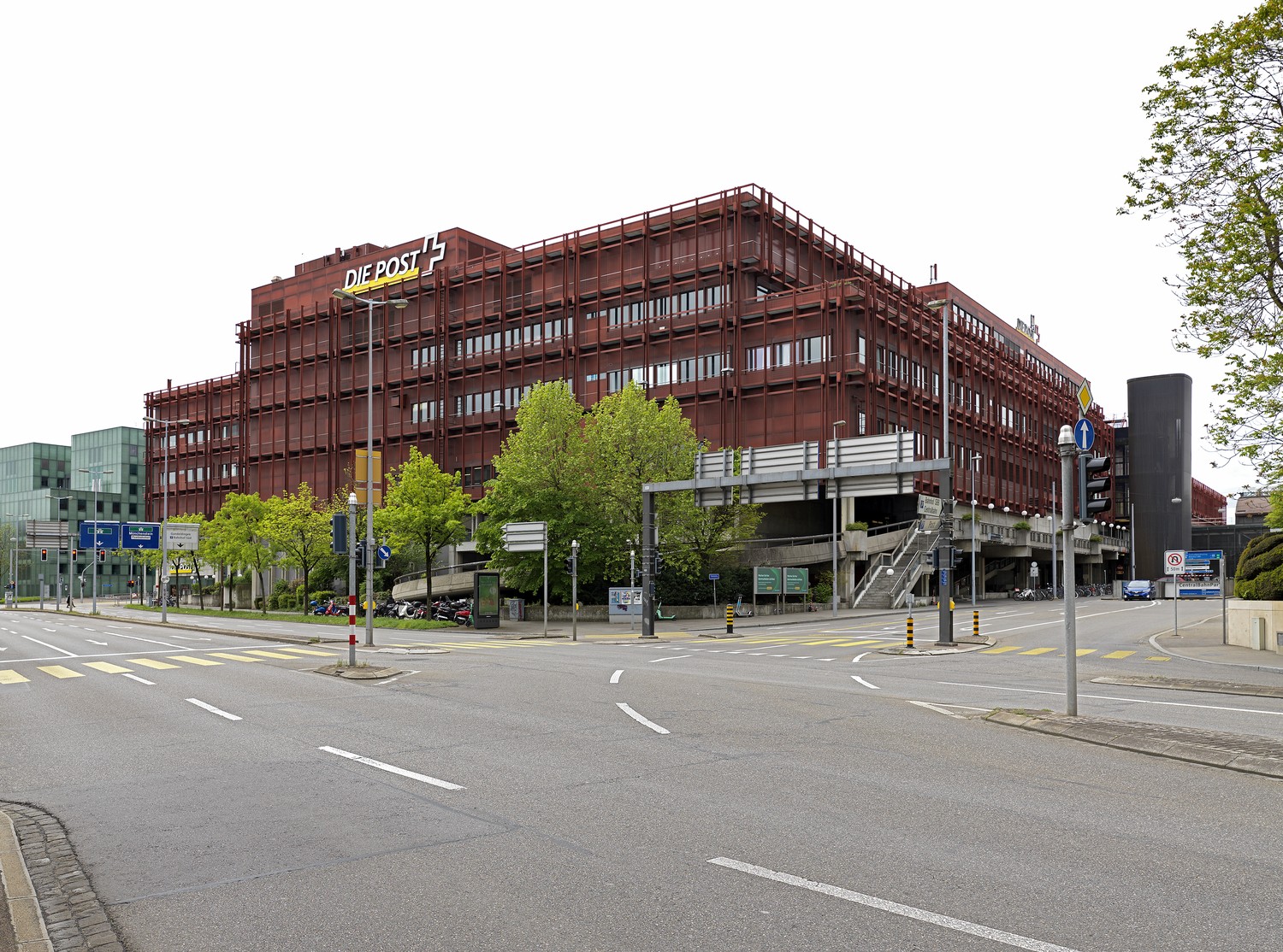 819m² shop, photo 1 of 2