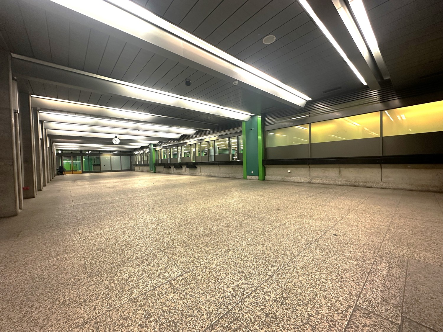 819m² shop, photo 2 of 2