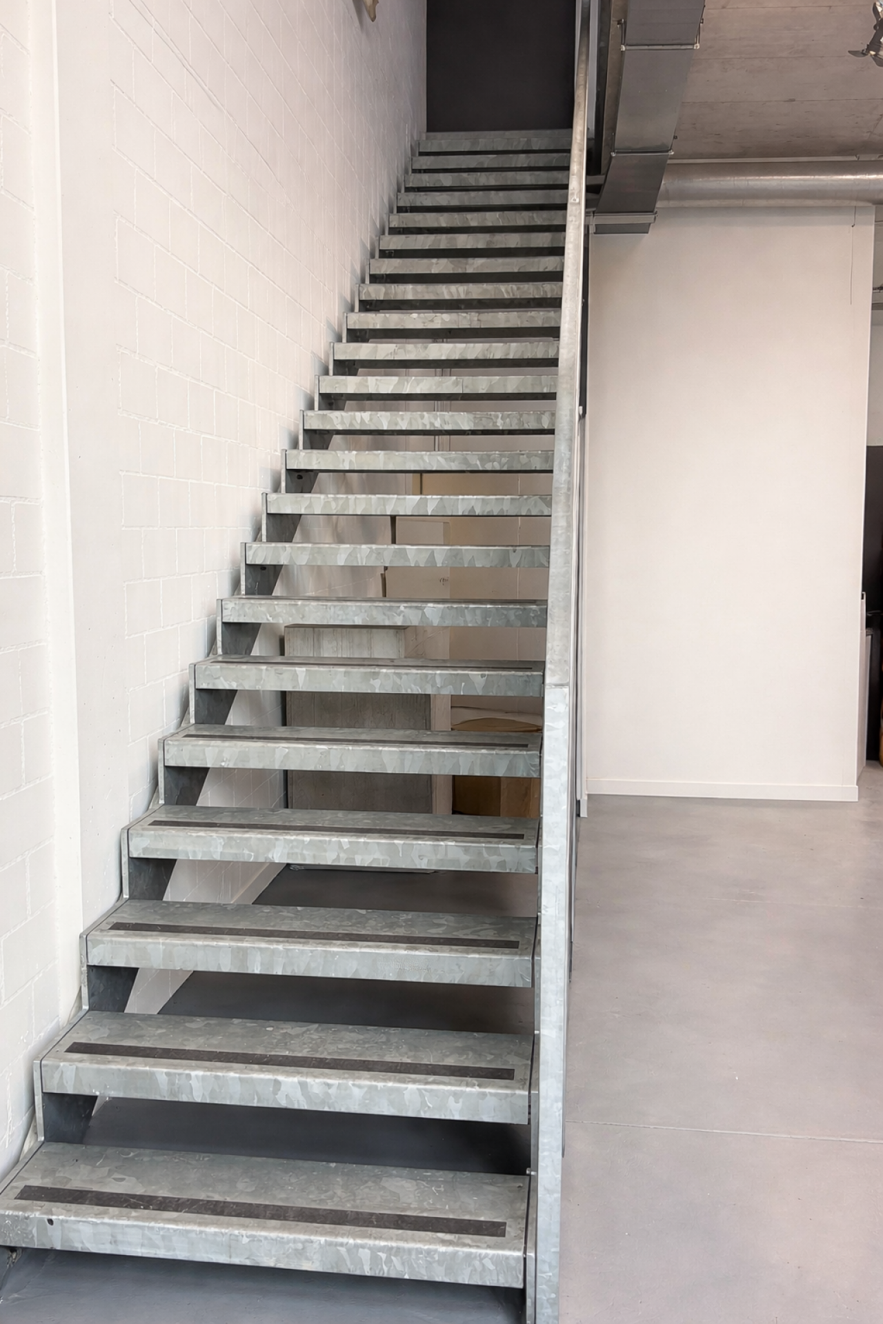 196m² shop