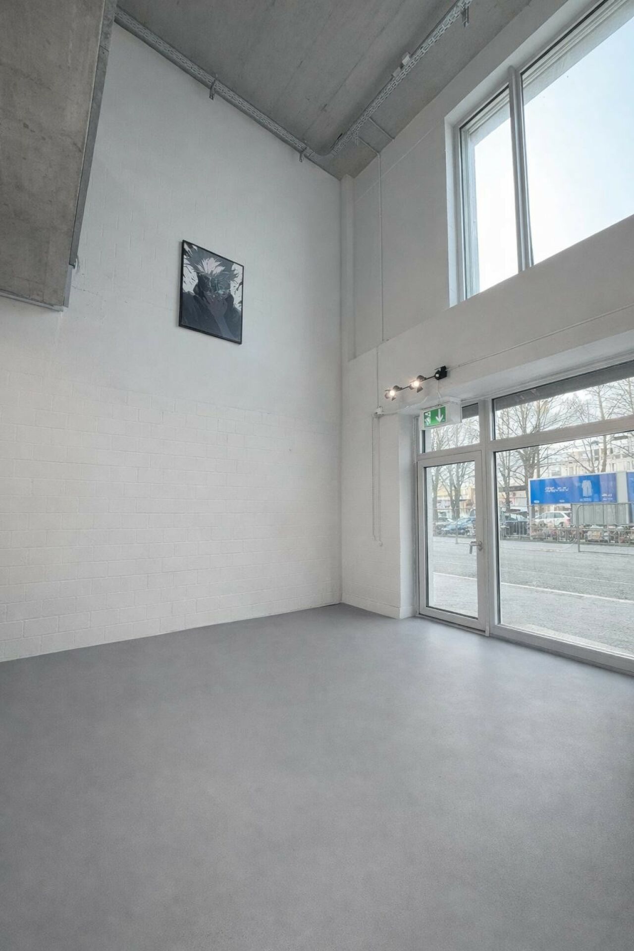 196m² shop