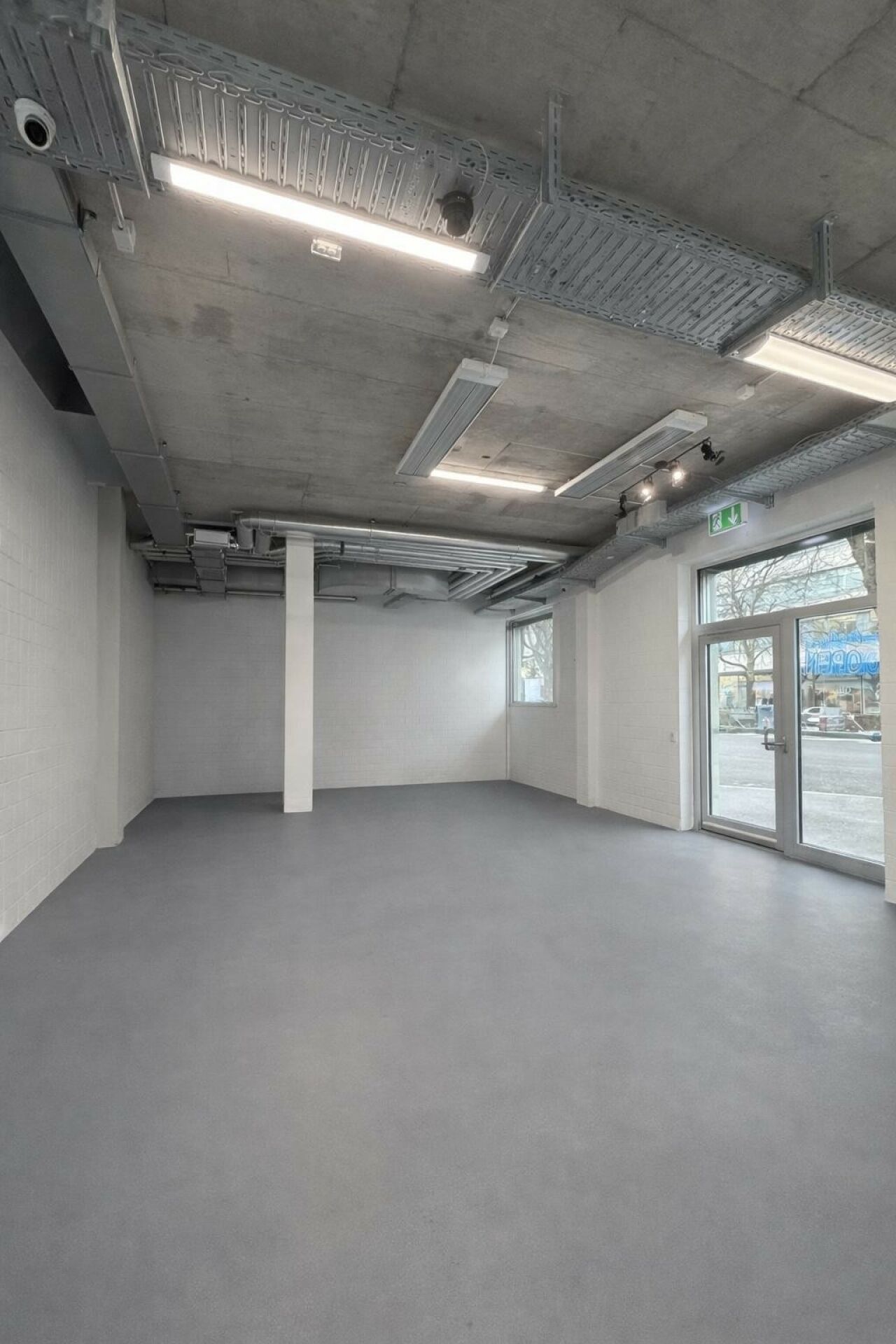 196m² shop