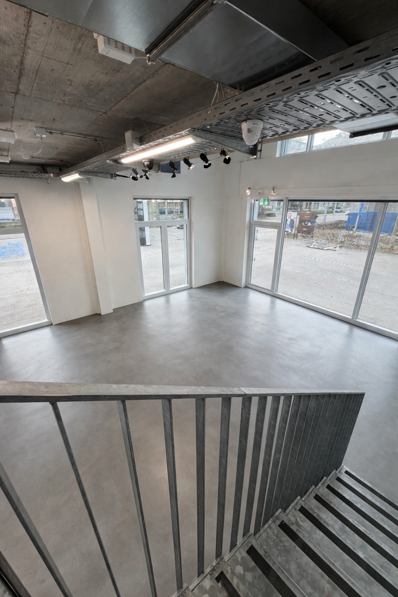 196m² shop