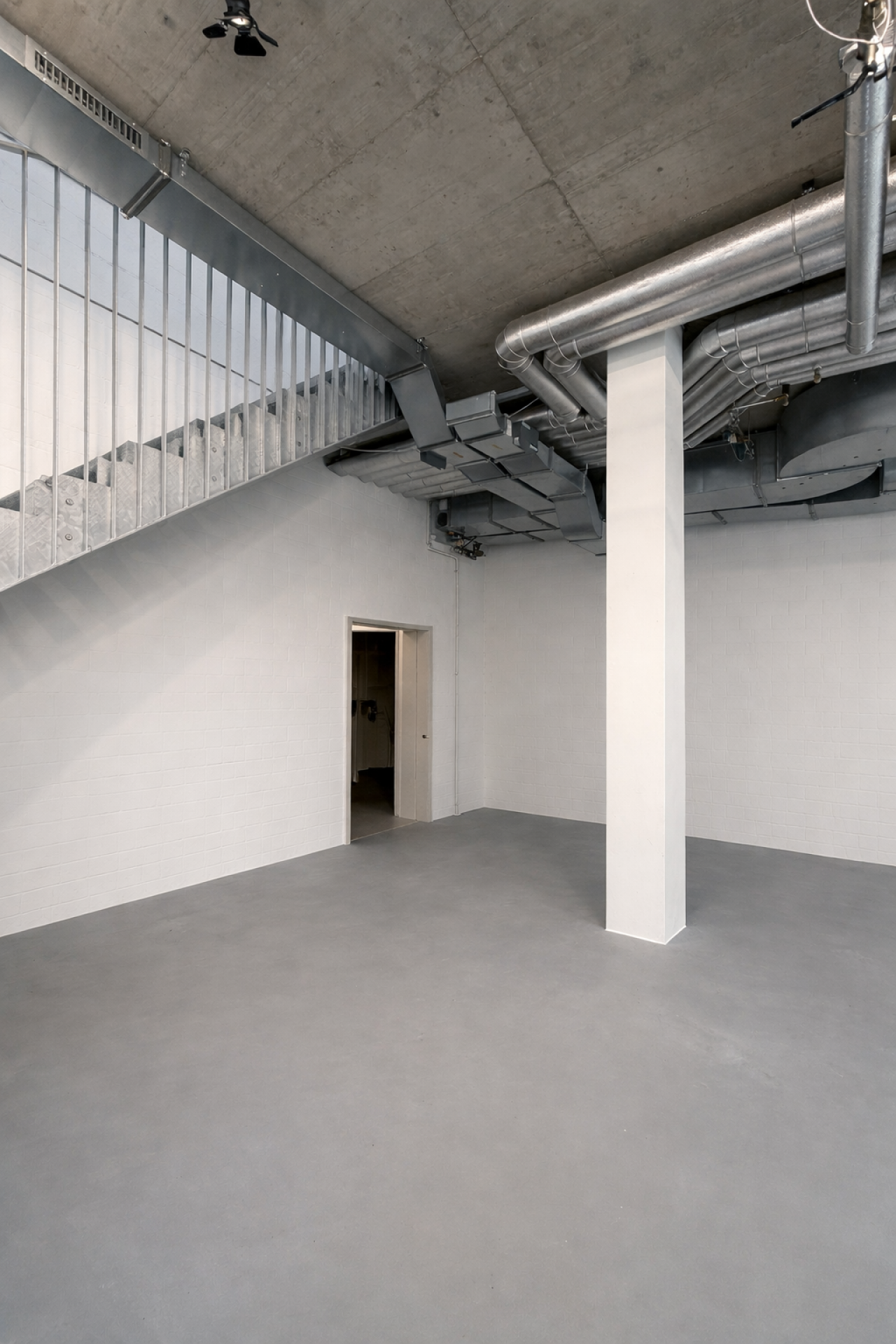 196m² shop