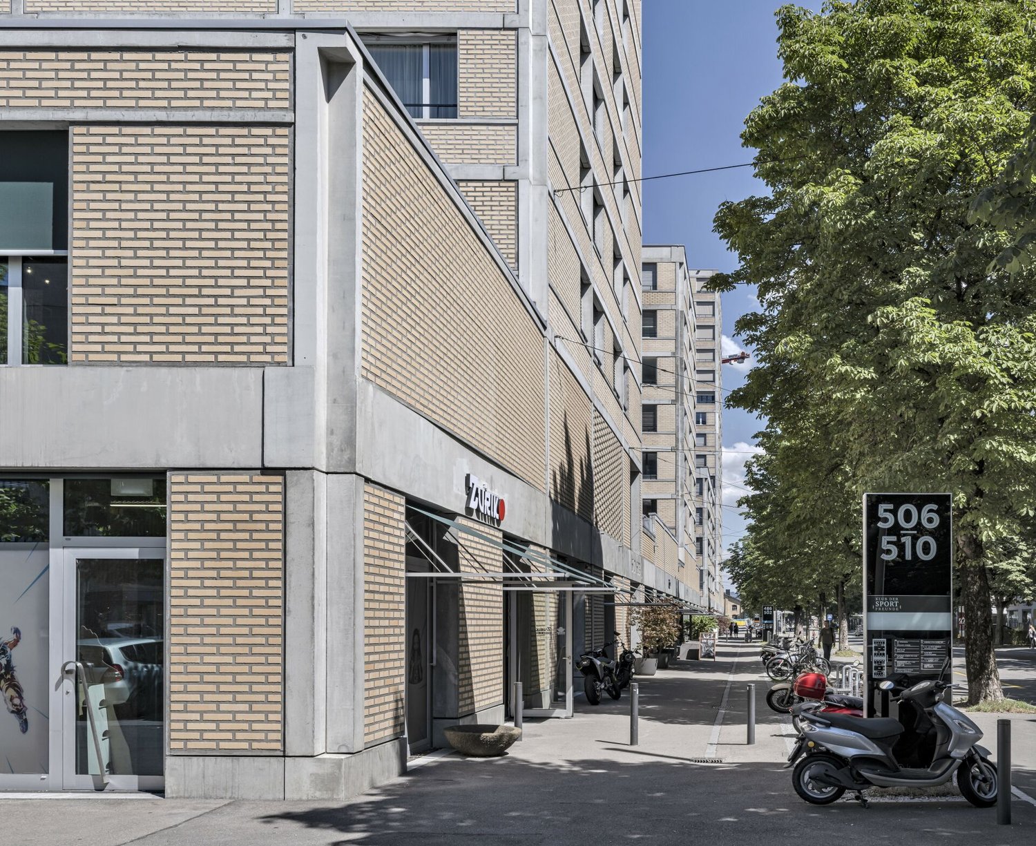 196m² shop