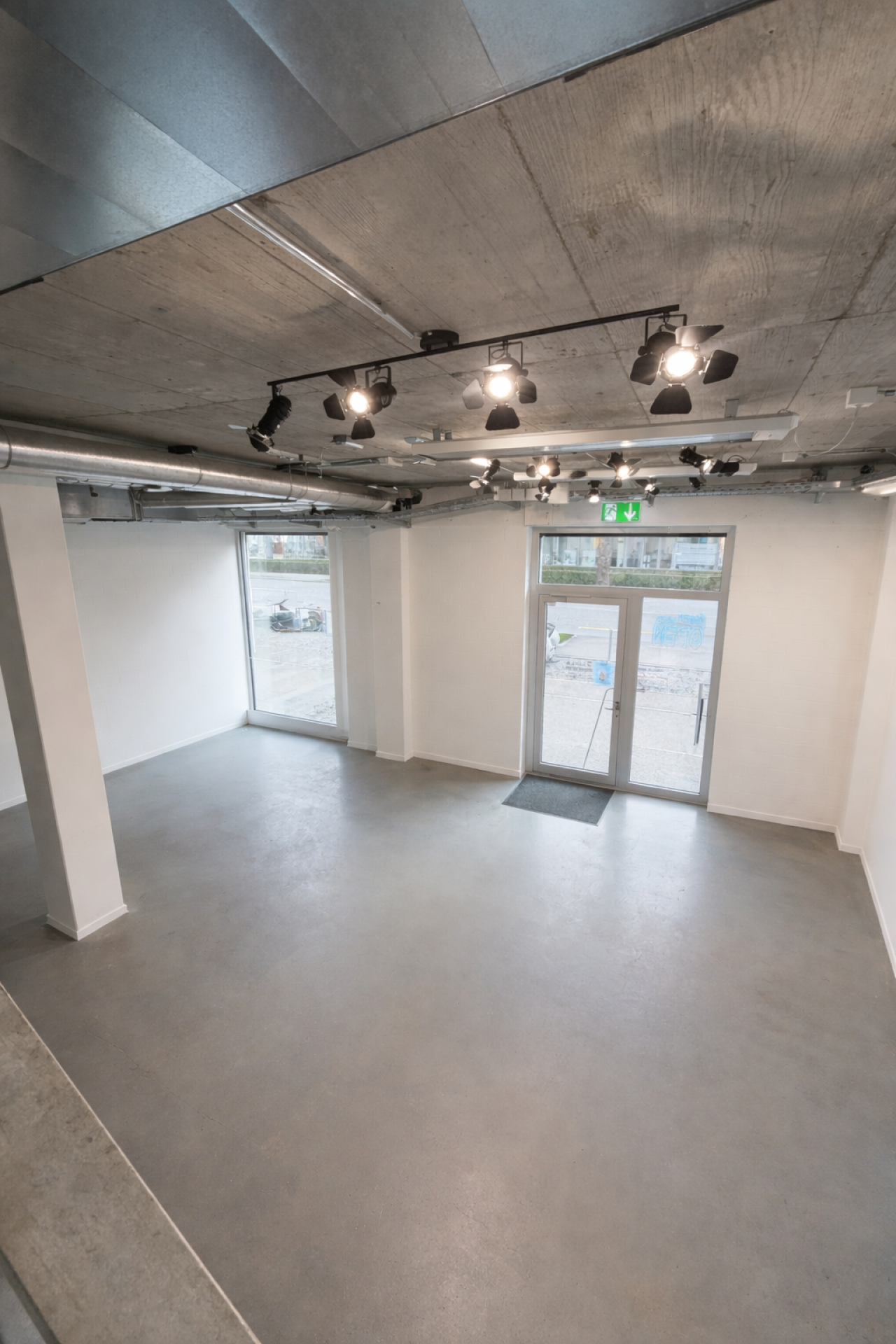 196m² shop