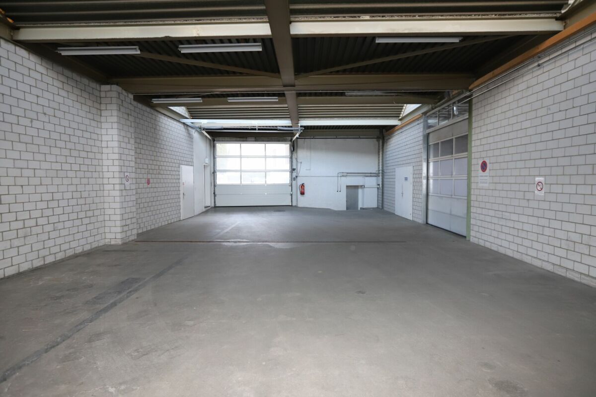 560m² storage room