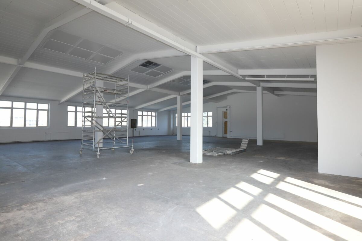 560m² storage room
