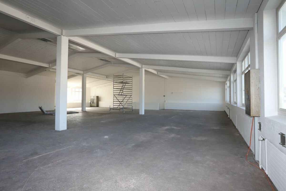 560m² storage room