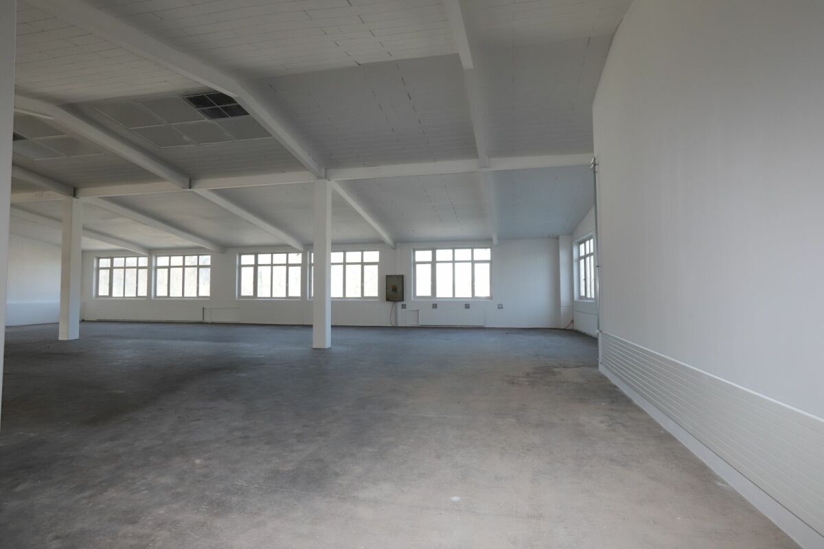 560m² storage room