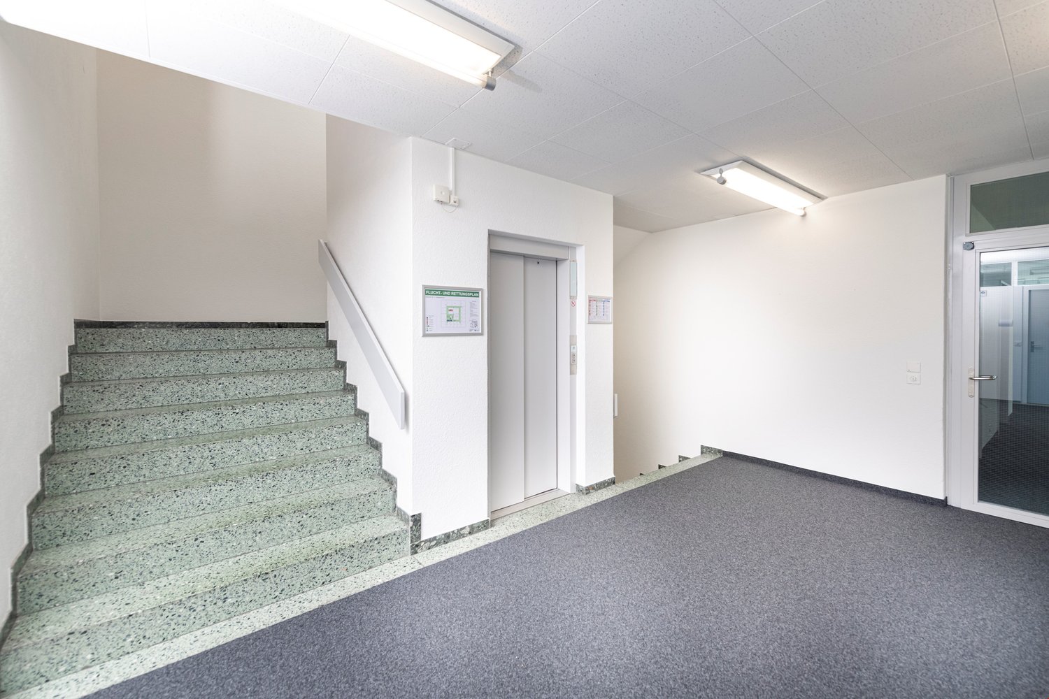 447m² office