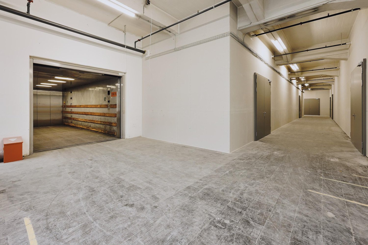 584m² commercial