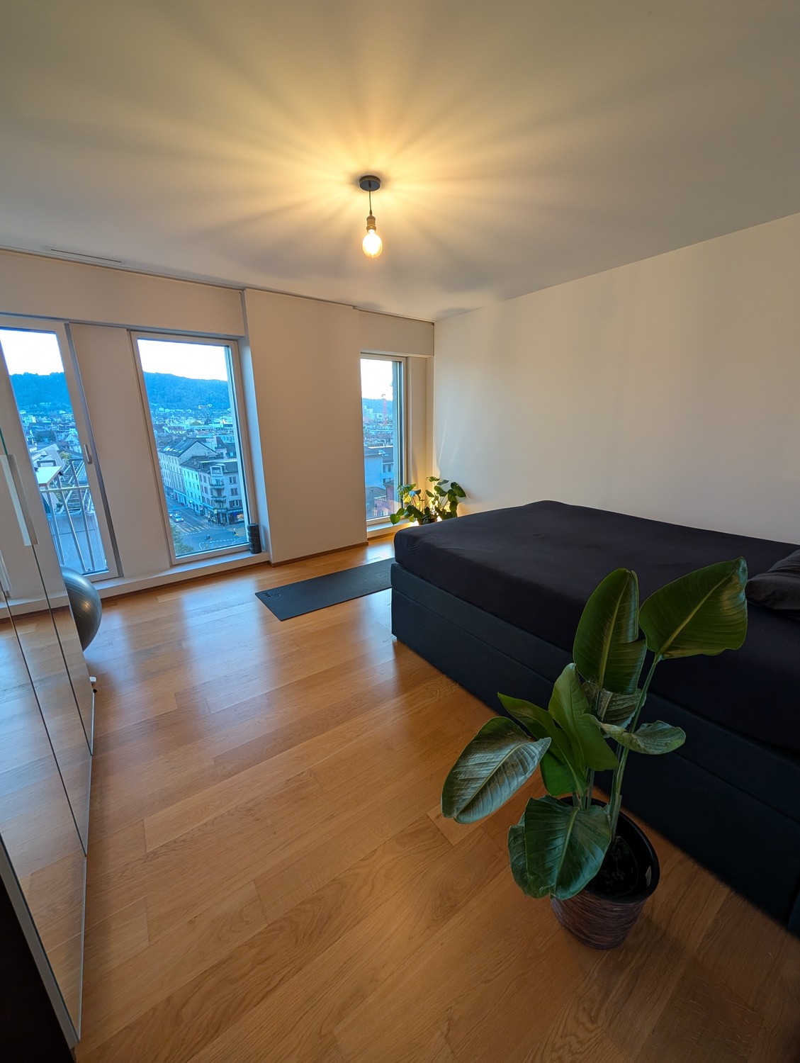 Zimmer in einer Wohngemeinschaft
Verfügbar von Oktober - Dezember (Mindestaufenthalt von 1 Monat): ein wunderschönes privates Zimmer in einer modernen Wohngemeinschaft, mit eigenem Badezimmer und eigenem Kühlschrank für maximalen Komfort. Sie werden mit zwei super coolen Mitbewohnern in einem freun, Foto 1 von 7