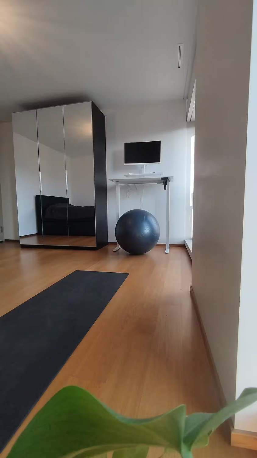 Zimmer in einer Wohngemeinschaft
Verfügbar von Oktober - Dezember (Mindestaufenthalt von 1 Monat): ein wunderschönes privates Zimmer in einer modernen Wohngemeinschaft, mit eigenem Badezimmer und eigenem Kühlschrank für maximalen Komfort. Sie werden mit zwei super coolen Mitbewohnern in einem freun, Foto 3 von 7