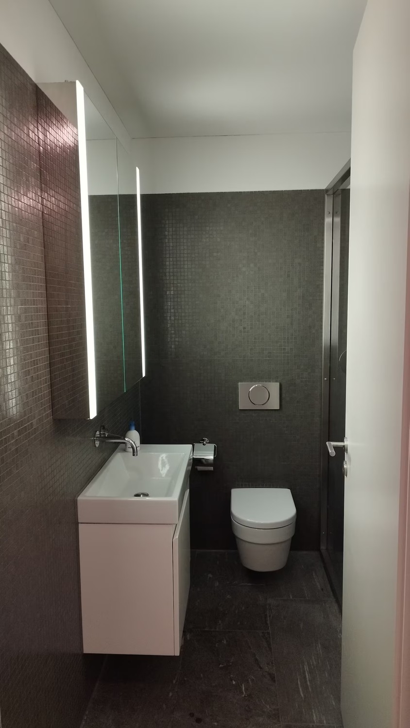 Zimmer in einer Wohngemeinschaft
Verfügbar von Oktober - Dezember (Mindestaufenthalt von 1 Monat): ein wunderschönes privates Zimmer in einer modernen Wohngemeinschaft, mit eigenem Badezimmer und eigenem Kühlschrank für maximalen Komfort. Sie werden mit zwei super coolen Mitbewohnern in einem freun, Foto 7 von 7