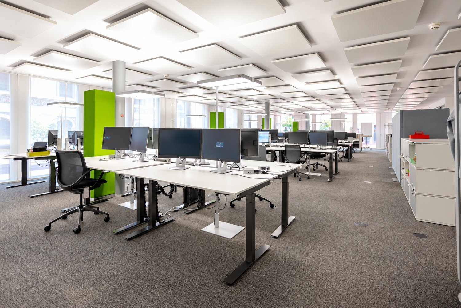 1390m² office