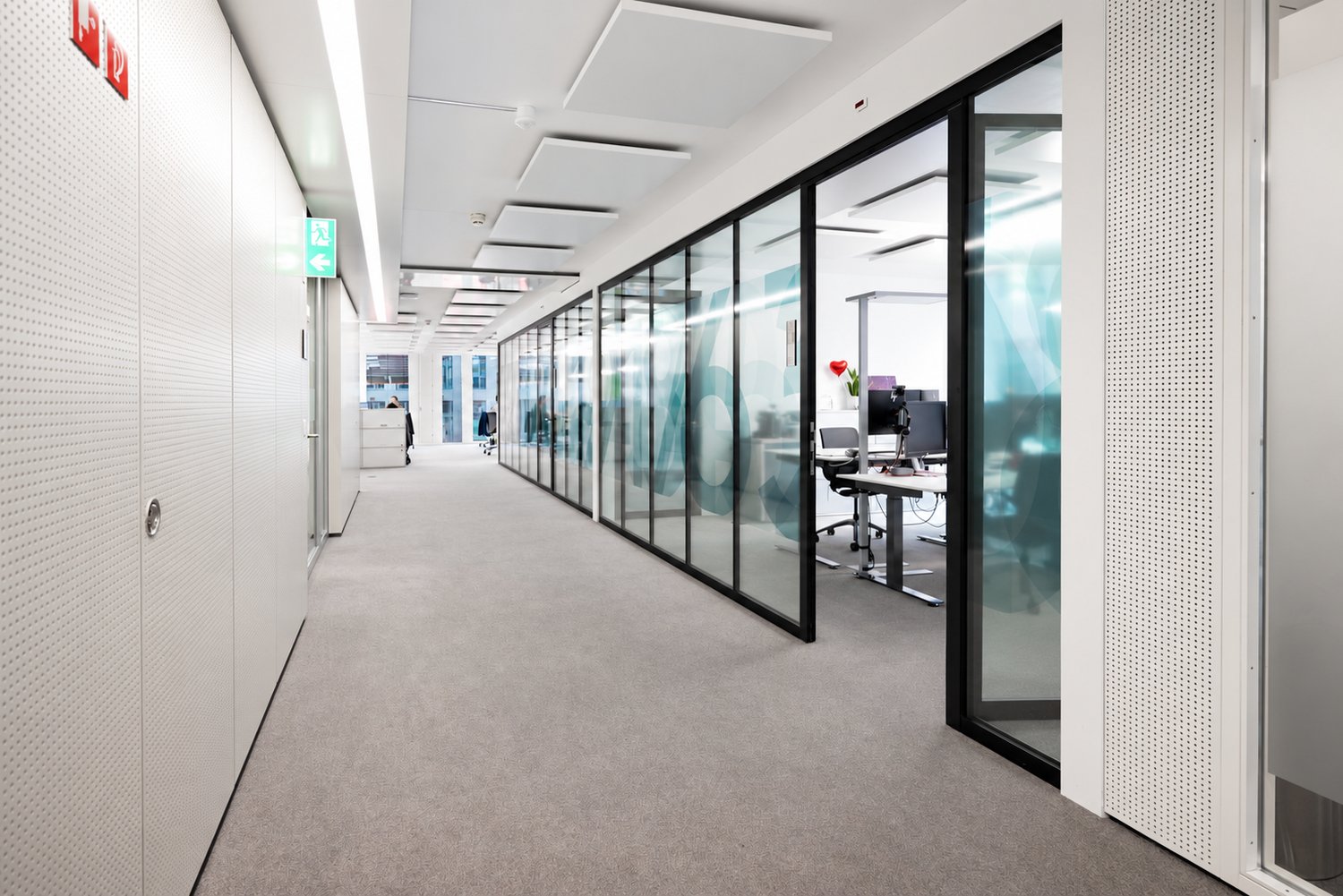 1390m² office