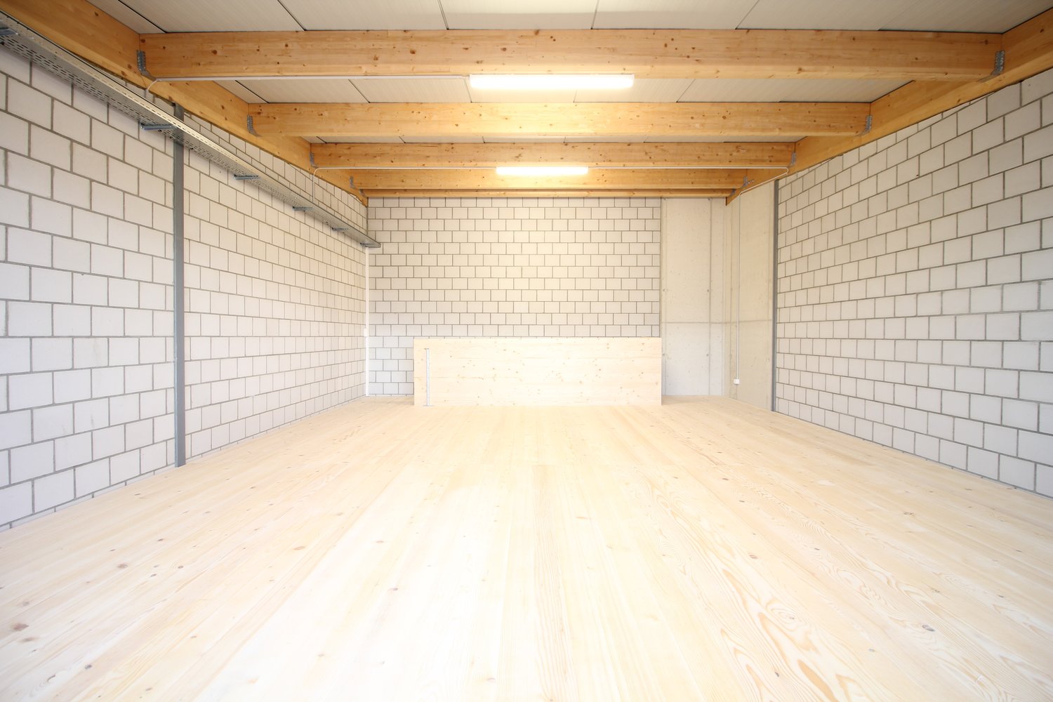 110m² commercial
