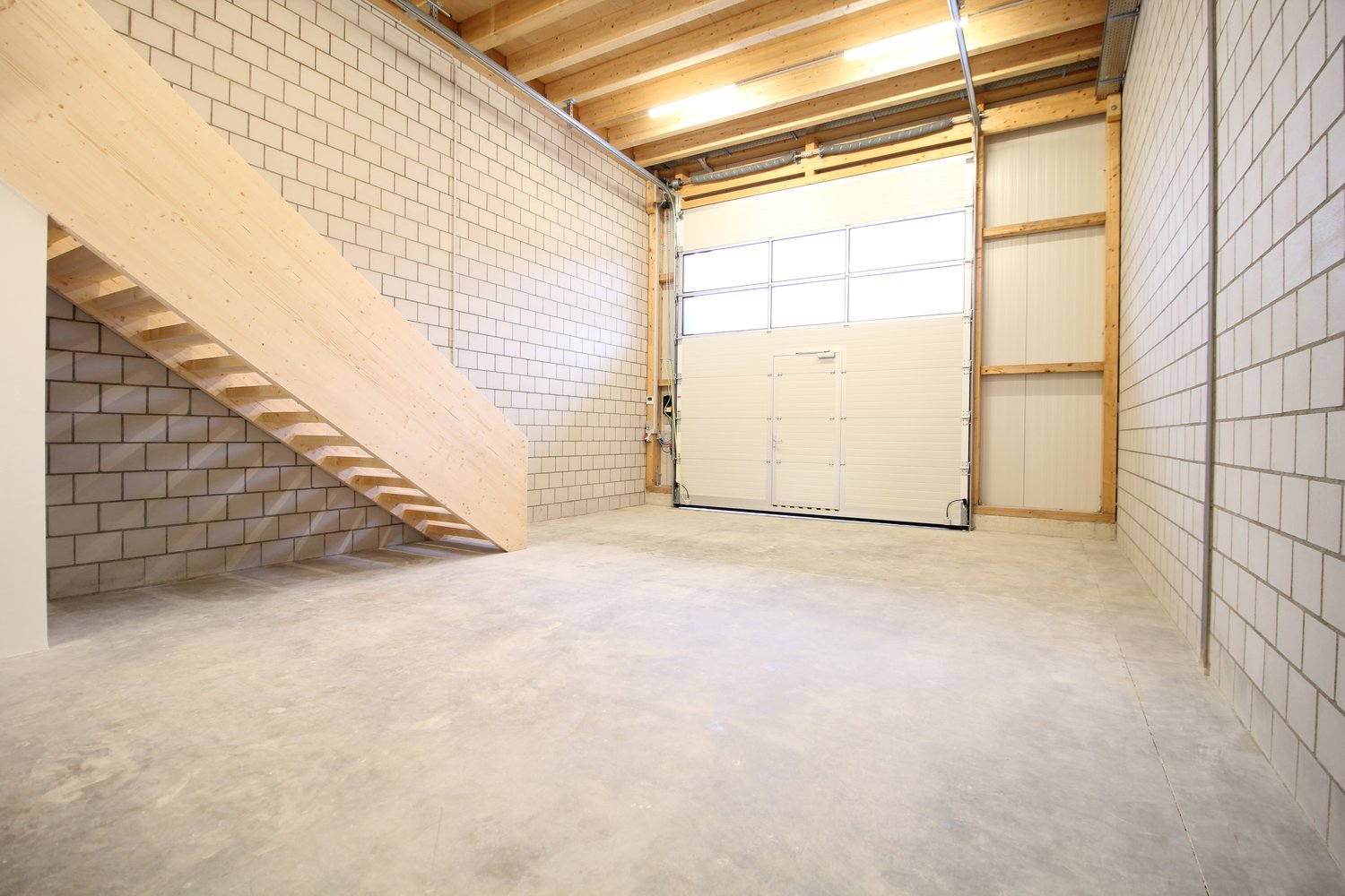 110m² commercial