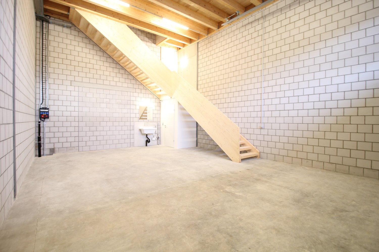 110m² commercial