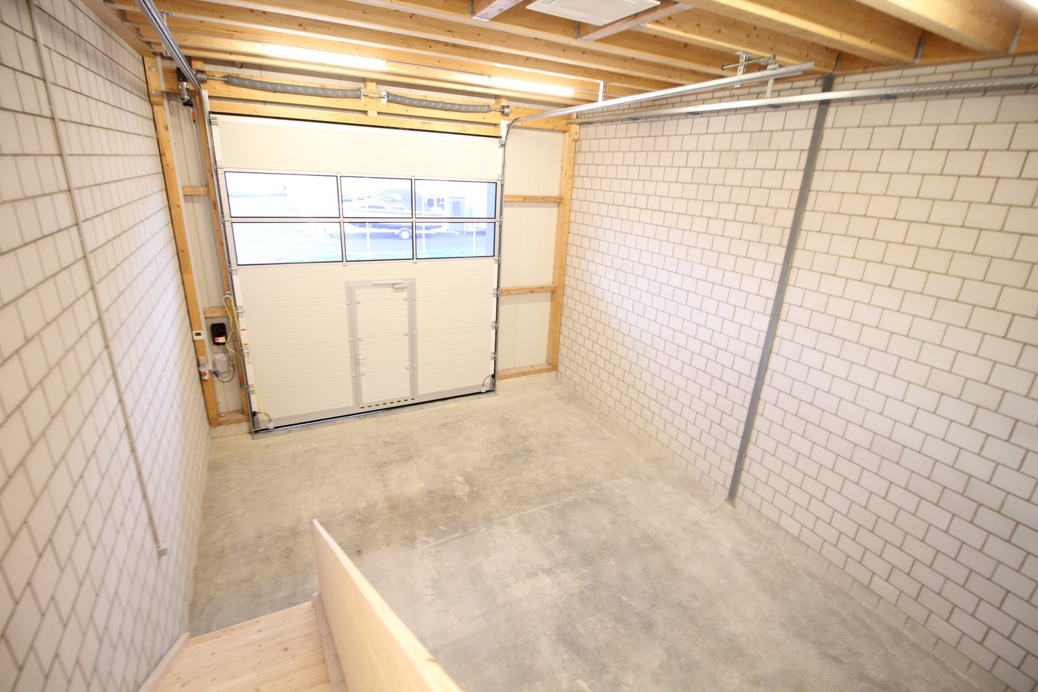 110m² commercial
