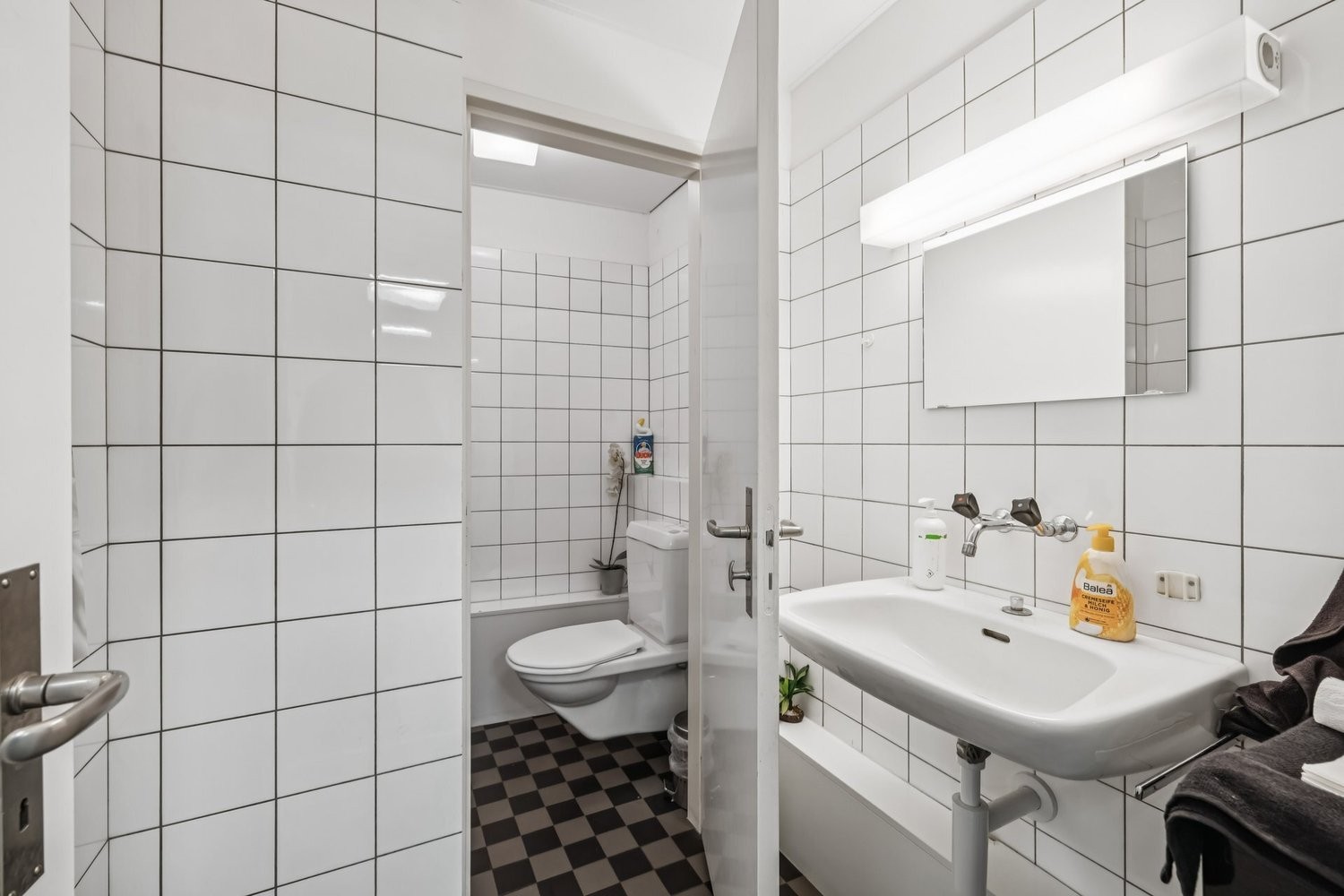 80m² commercial