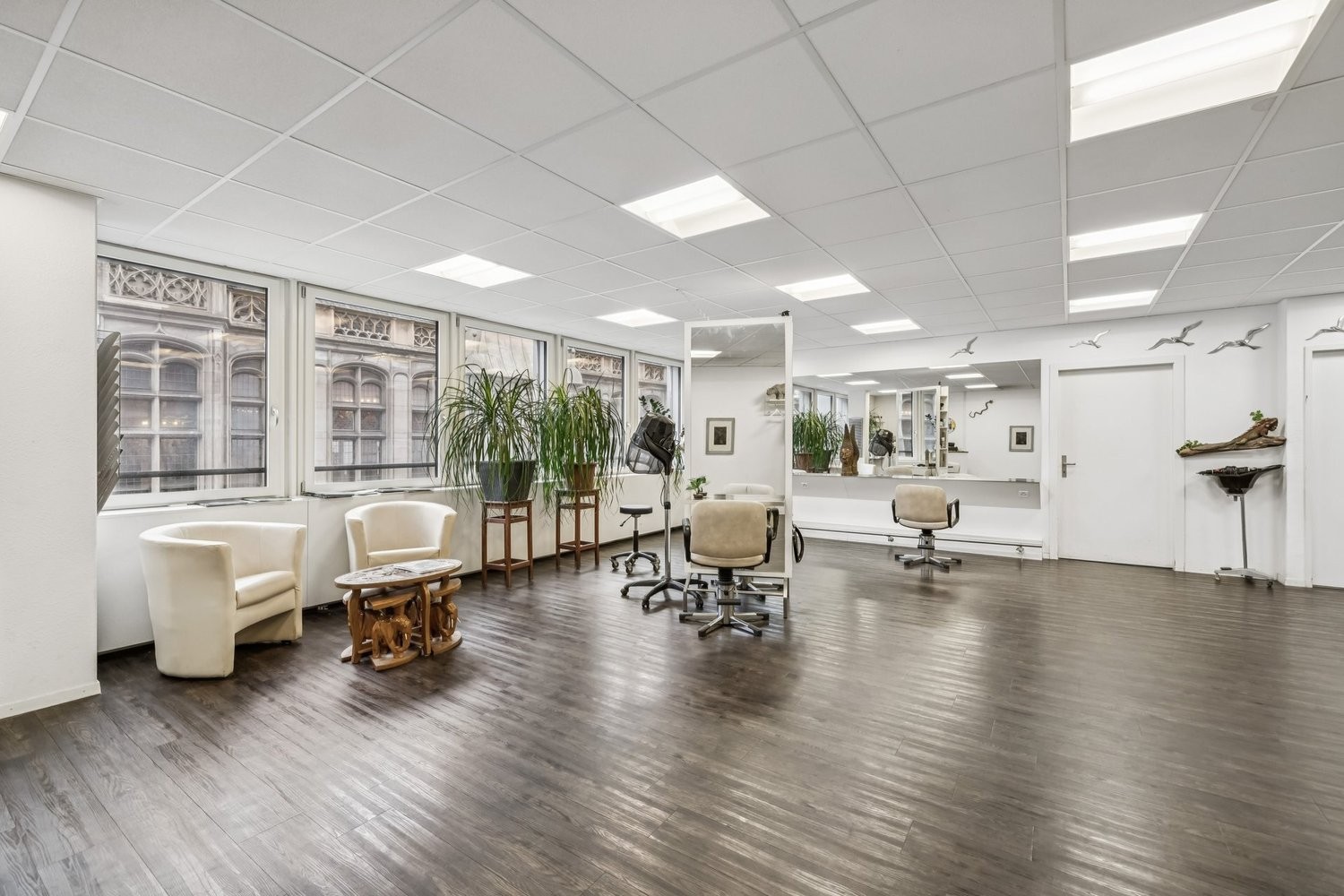 80m² commercial