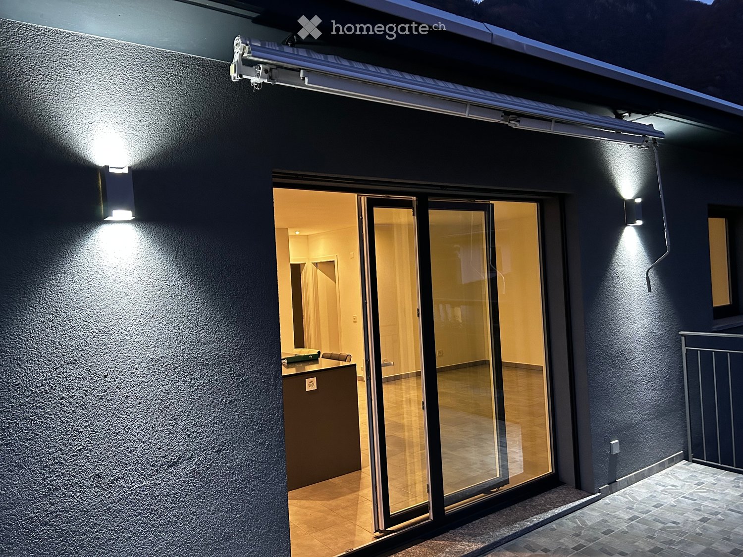 3 ½ Zimmer Wohnung

Zu vermieten nach Vereinbarung eine 3.5-Zimmer-Wohnung von ca. 80m2 mit folgender Aufteilung:
Eigener Eingang über Treppe
Küche und Wohnzimmer als Open Space mit Insel
Ein Badezimmer mit Dusche
Ein Schlafzimmer
Ein kleines Zimmer/Büro
2 grosse Balkone, einer im Wohnzimmer und ein