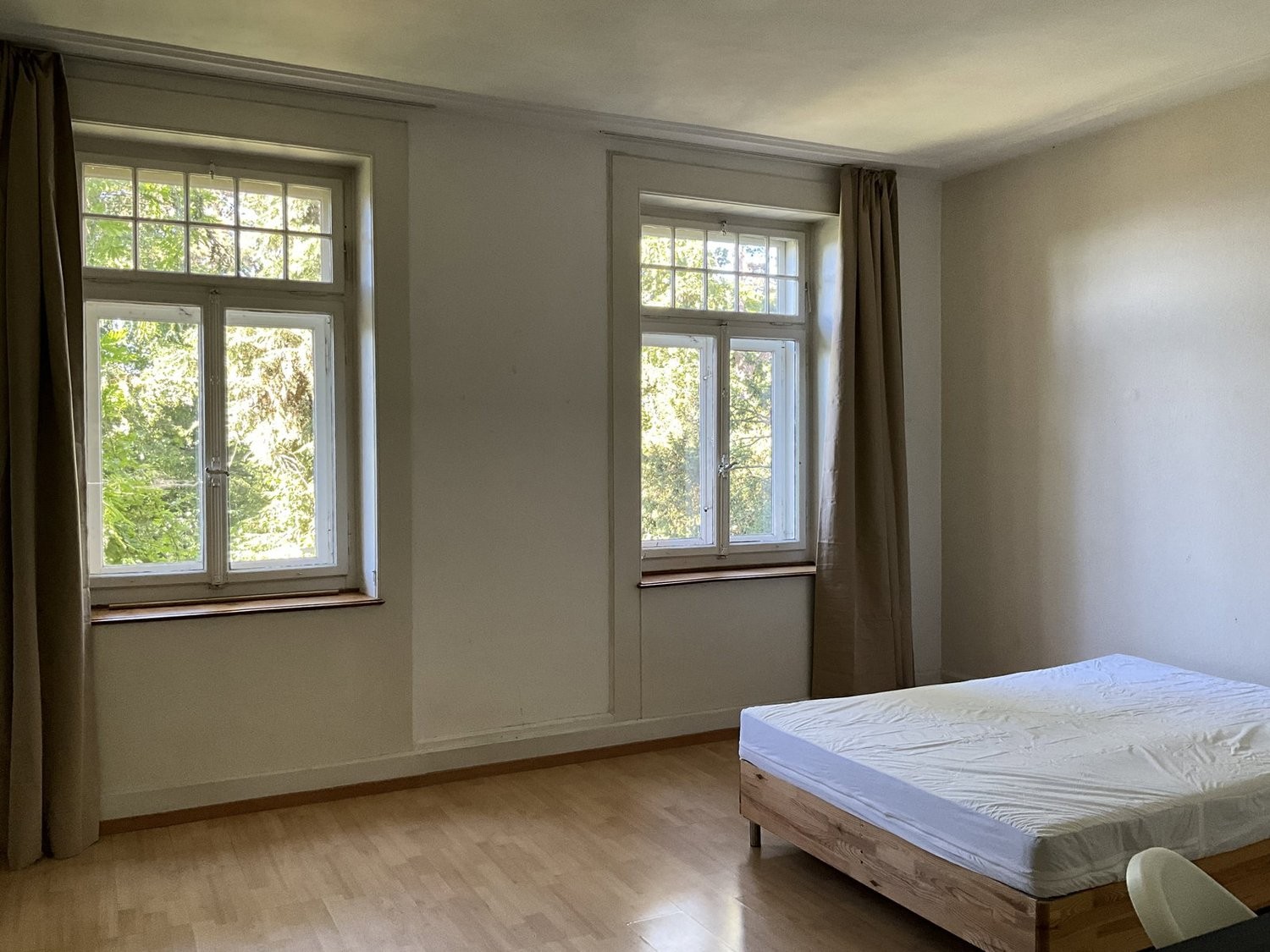 Chambre en colocation

Nous pouvons louer plusieurs chambres individuelles meublées jusqu'à la **fin septembre 2026**. Cette maison est située dans le beau quartier de Zürich Fluntern / Zürich Zoo et offre beaucoup d'espace et un grand jardin. Il y a deux salles de bain et deux toilettes supplémenta, photo 2 sur 10