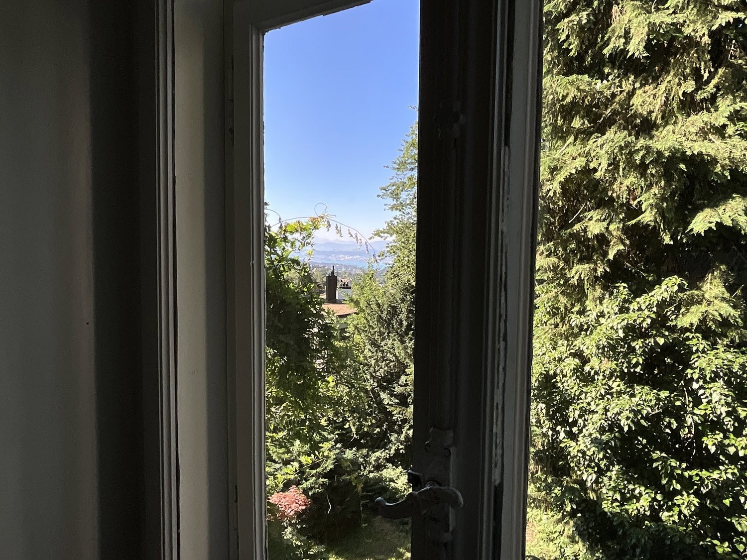 Chambre en colocation

Nous pouvons louer plusieurs chambres individuelles meublées jusqu'à la **fin septembre 2026**. Cette maison est située dans le beau quartier de Zürich Fluntern / Zürich Zoo et offre beaucoup d'espace et un grand jardin. Il y a deux salles de bain et deux toilettes supplémenta, photo 3 sur 10
