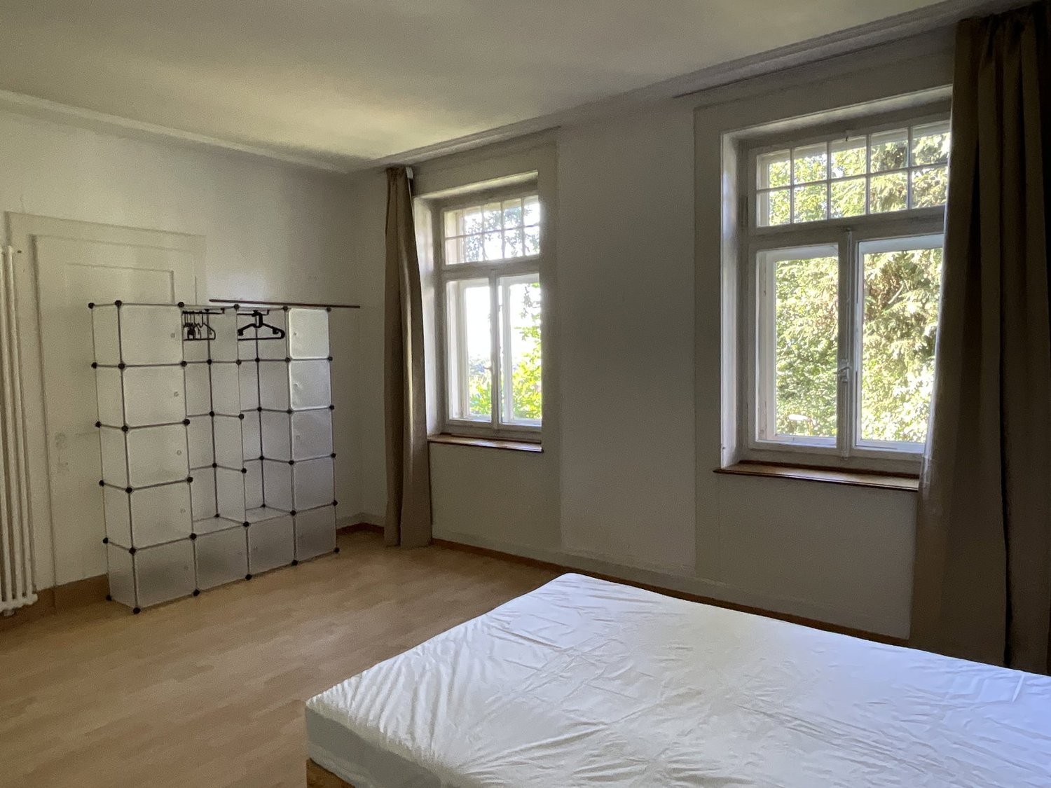Chambre en colocation

Nous pouvons louer plusieurs chambres individuelles meublées jusqu'à la **fin septembre 2026**. Cette maison est située dans le beau quartier de Zürich Fluntern / Zürich Zoo et offre beaucoup d'espace et un grand jardin. Il y a deux salles de bain et deux toilettes supplémenta, photo 1 sur 10