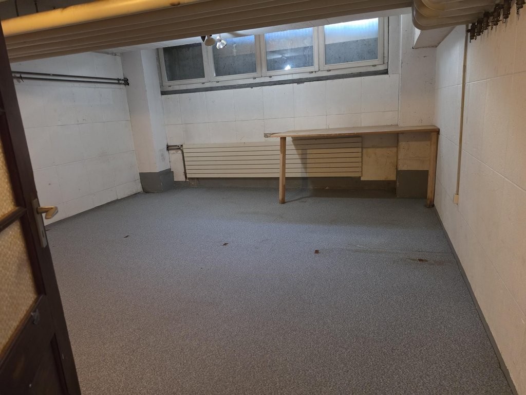156m² shop
