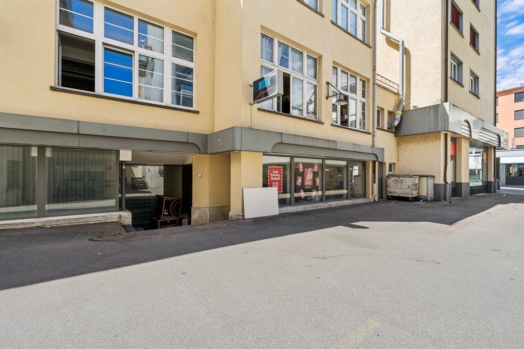 156m² shop