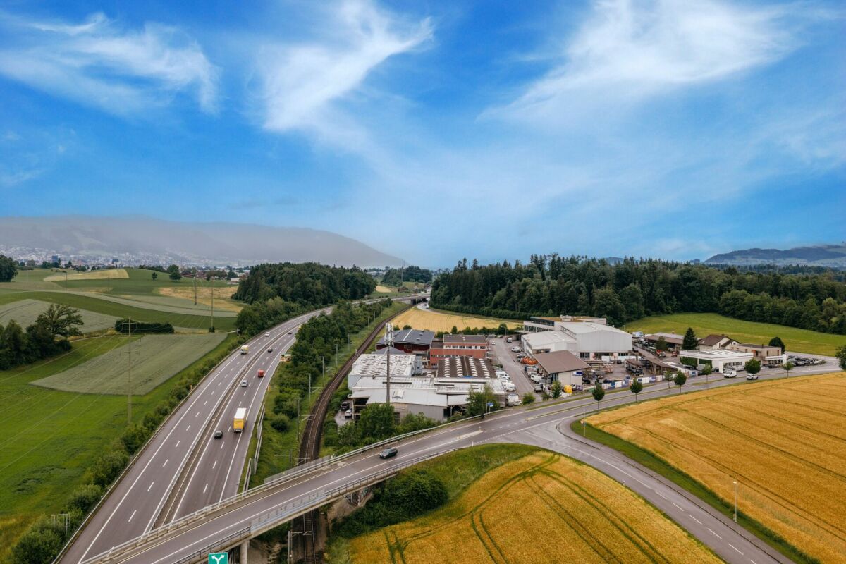 Usine de 915m², photo 1 sur 10