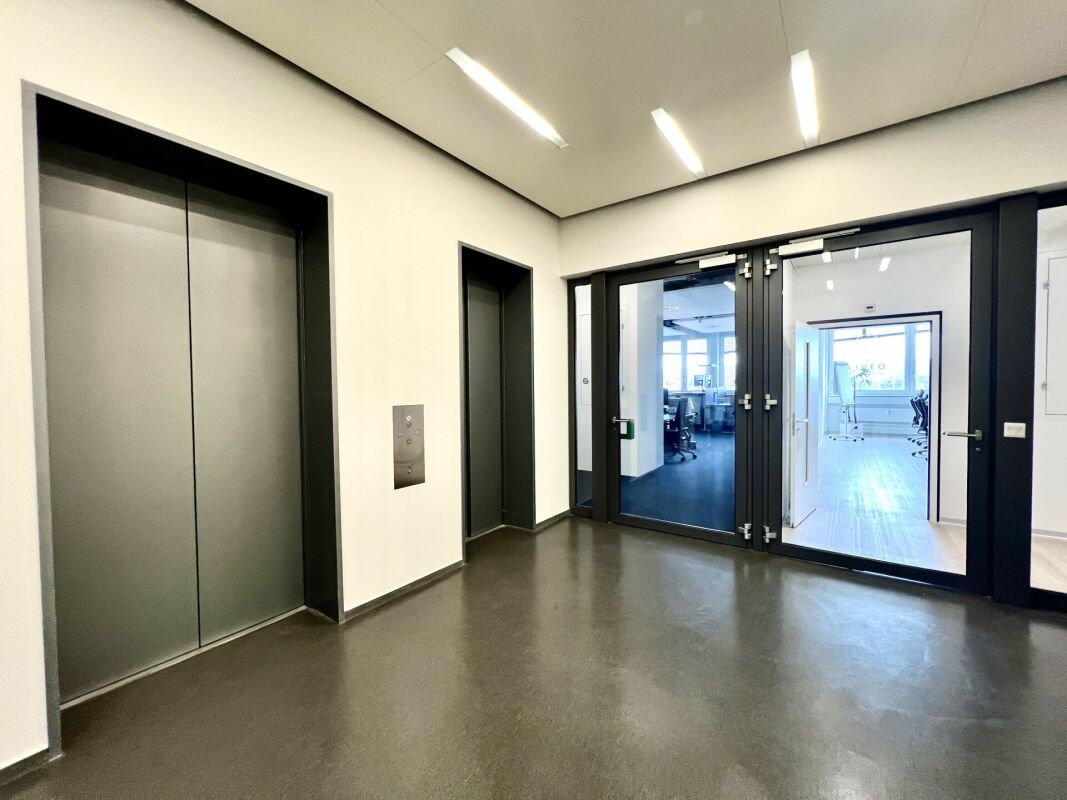 396m² office
