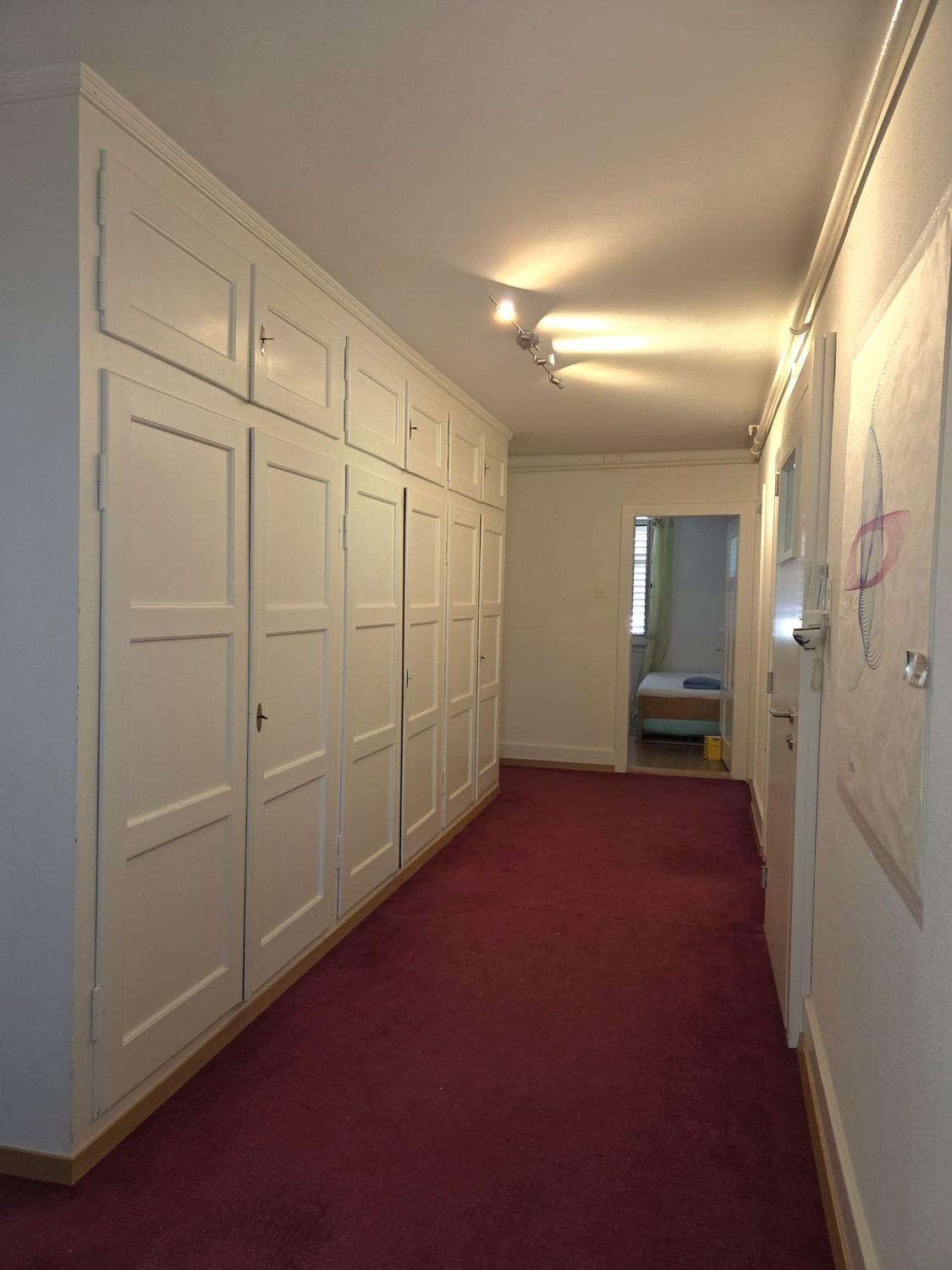 Durée déterminée : Dans un immeuble ancien, nous louons du 01. novembre 2026 au 31. juillet 2024 un appartement non meublé de 4 pièces, idéal comme colocation.

Nous nous réjouissons de prendre contact avec vous.